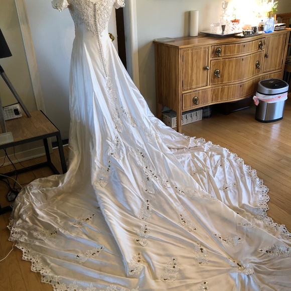 Wedding dress - Picture 1 of 16